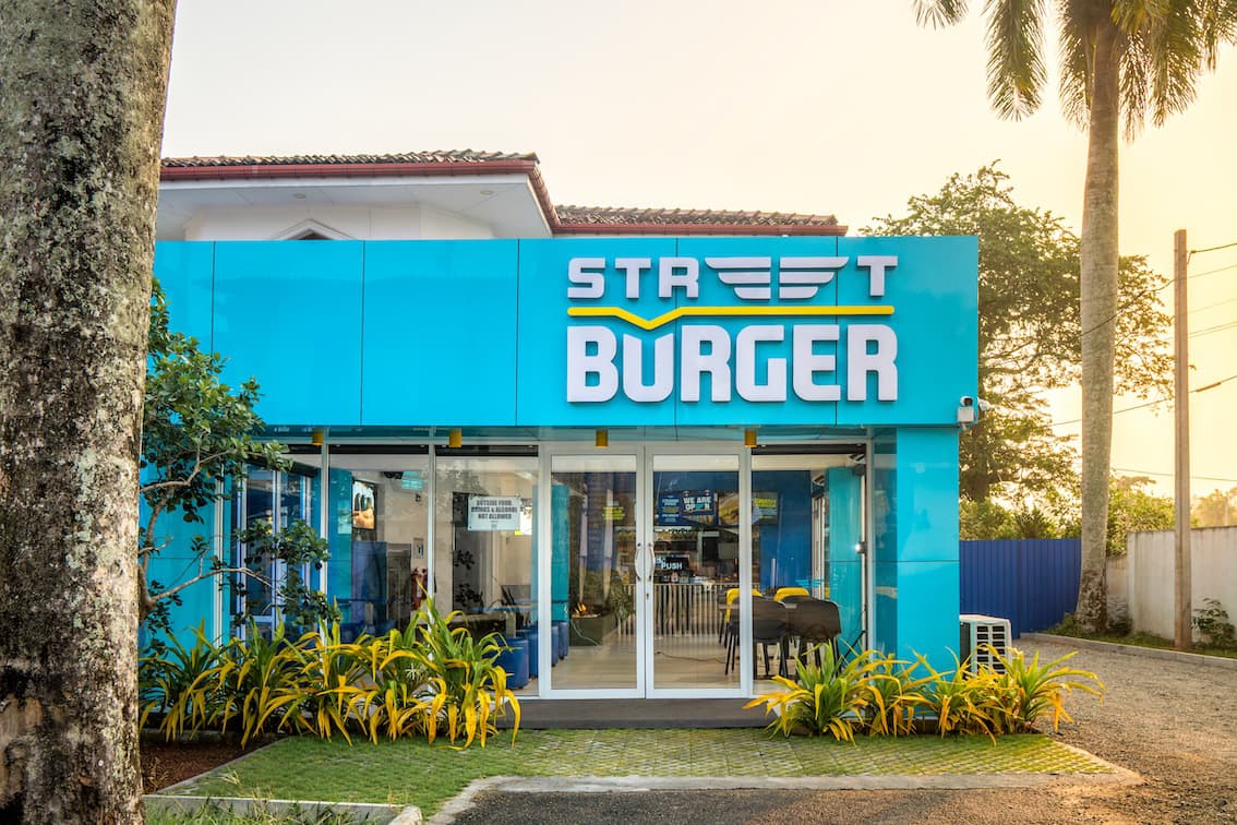 Food Truck එකකින් ඇරඹී දොරින් දොර කියැවෙන නාමයක් බවට පත් වූ Street Burger 10 වැනි සංවත්සරය සමරයි
